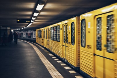 黄色列车对焦照片